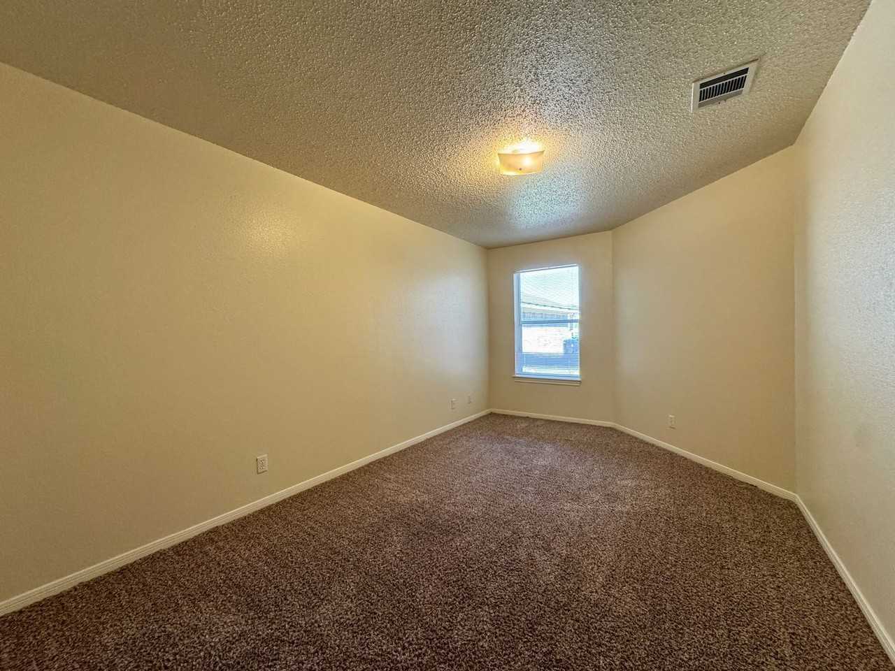 1521 Breezy Dr - Photo 6 of 10