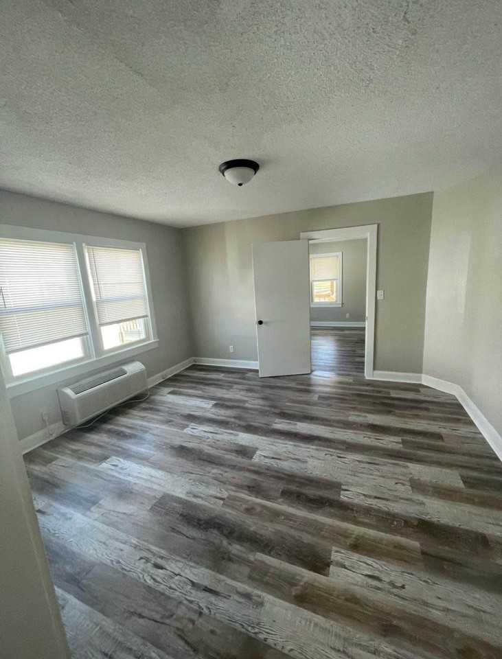 1423 5th St - Photo 2 of 6