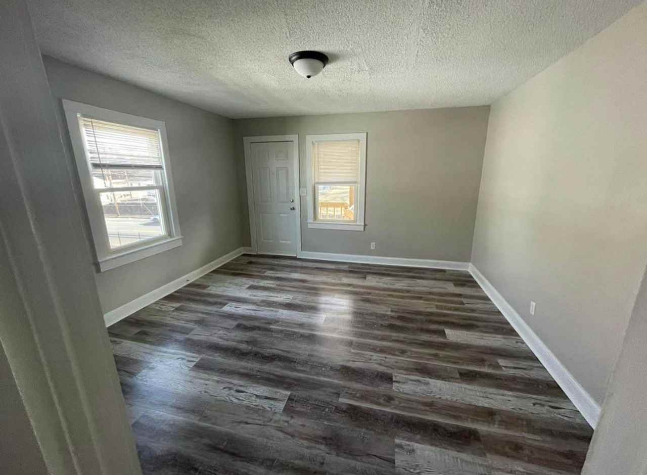 1423 5th St - Photo 4 of 6