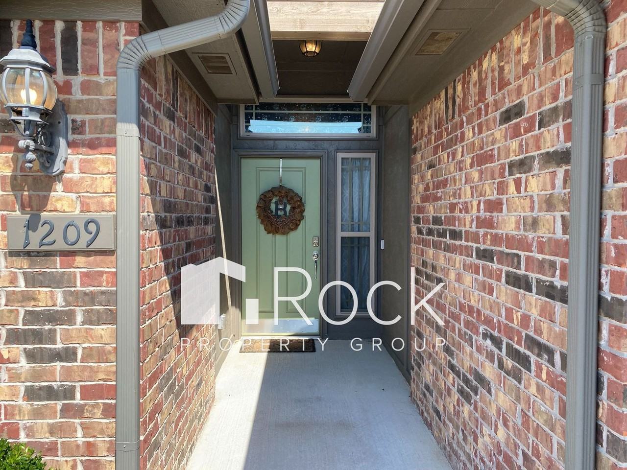 1209 SW 159th Ter - Photo 4 of 23