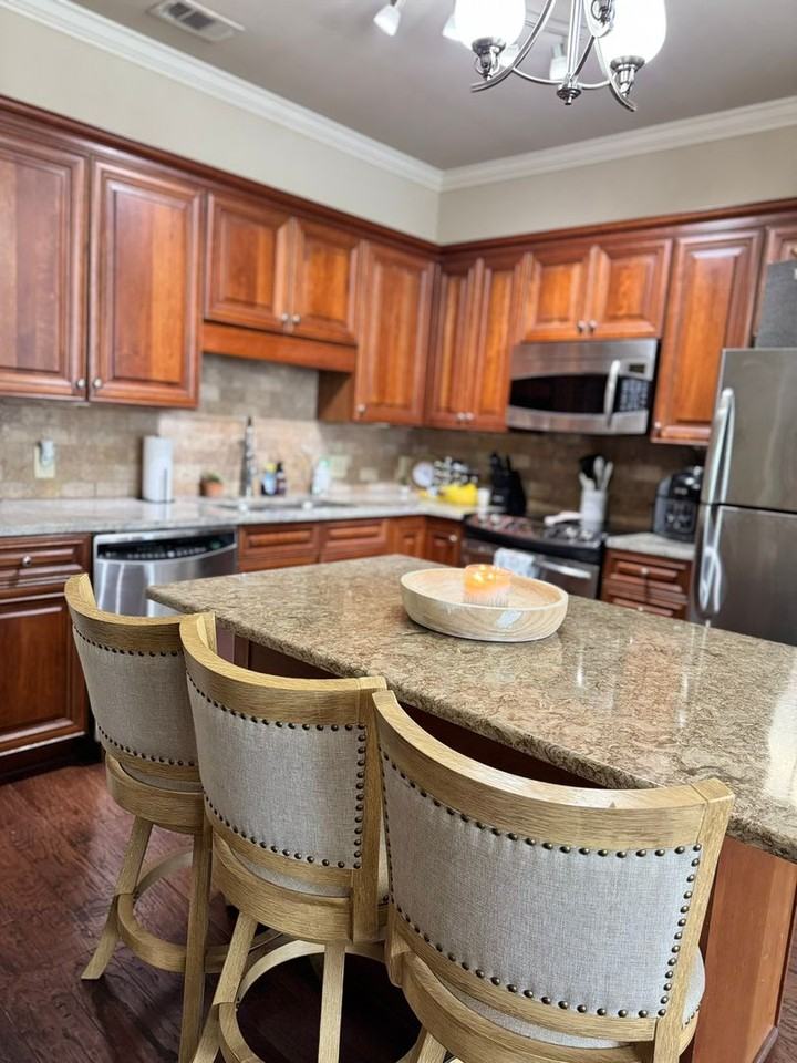 445 W Blount Ave - Photo 3 of 36