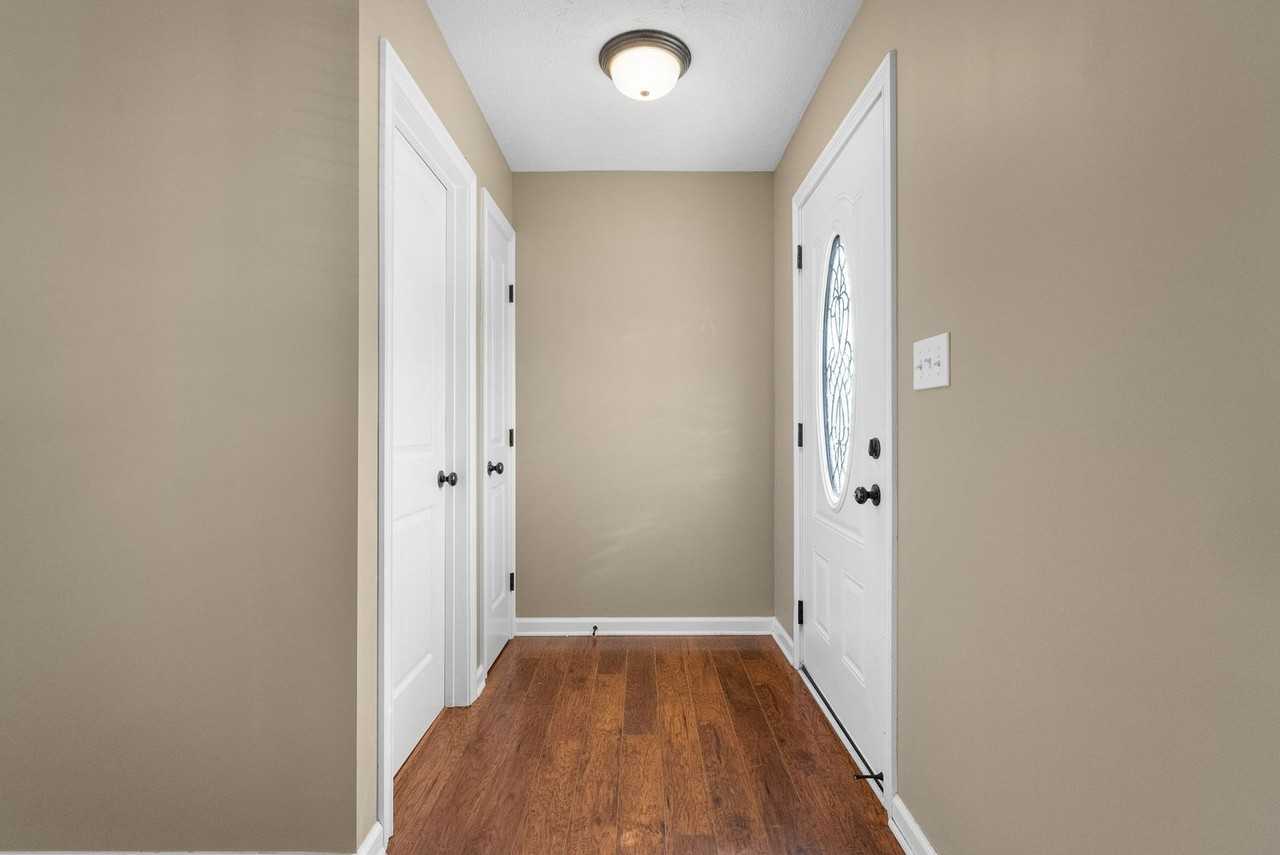 521 Falkland Circle - Photo 6 of 32