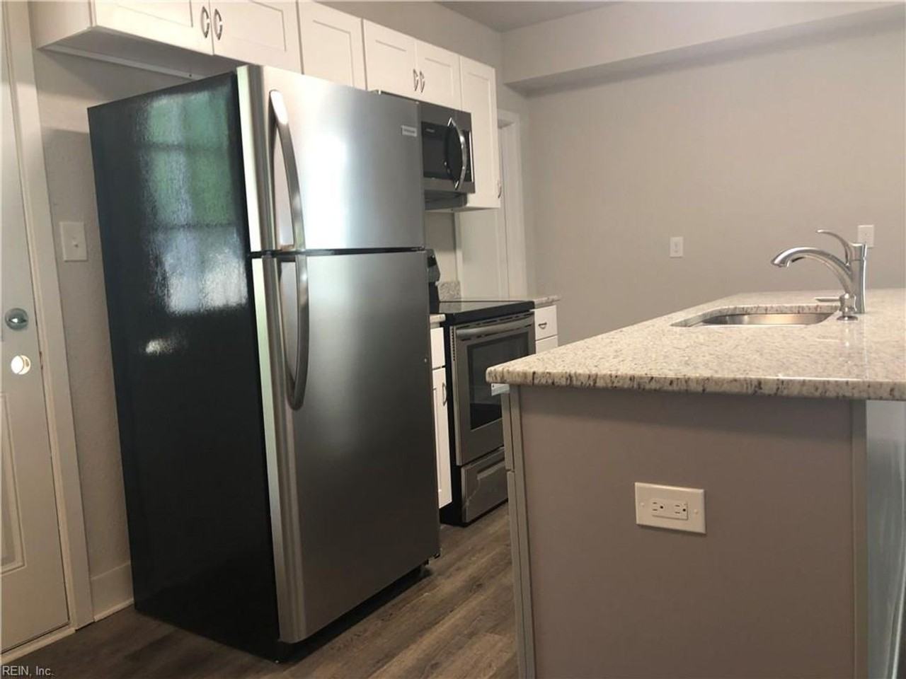 835 W 38th St - Photo 2 of 21
