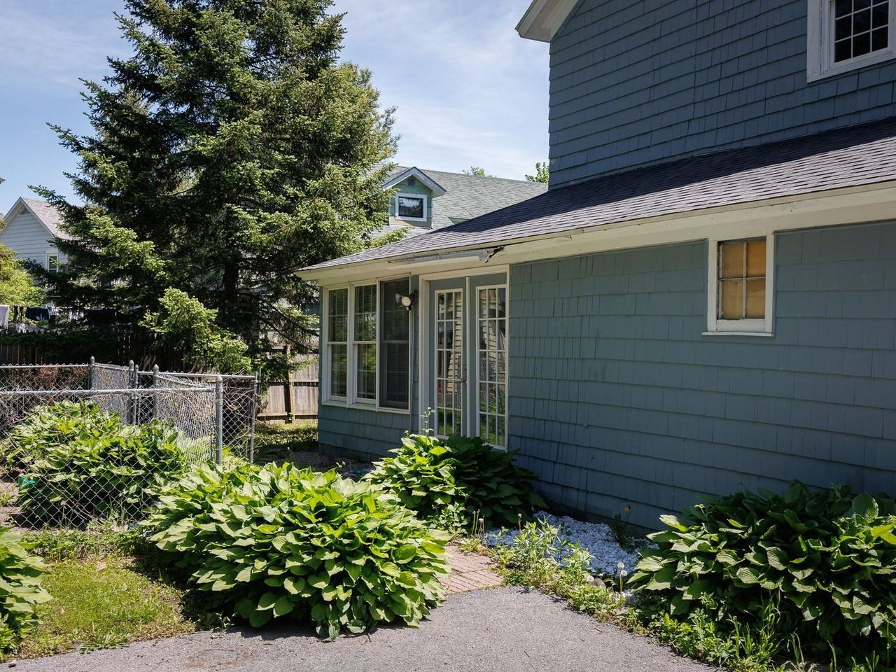 427 Flower Ave E - Photo 3 of 43