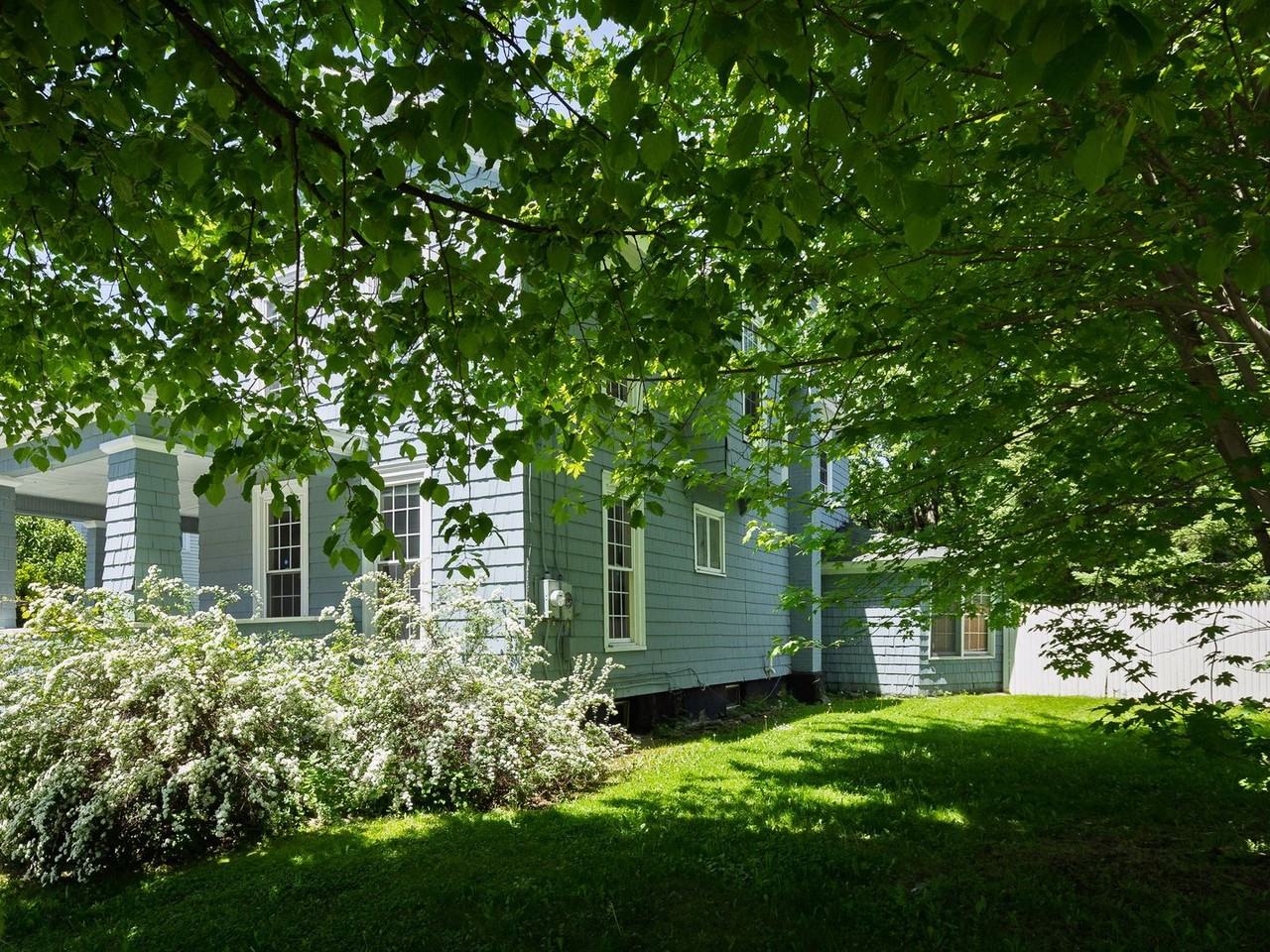 427 Flower Ave E - Photo 5 of 43