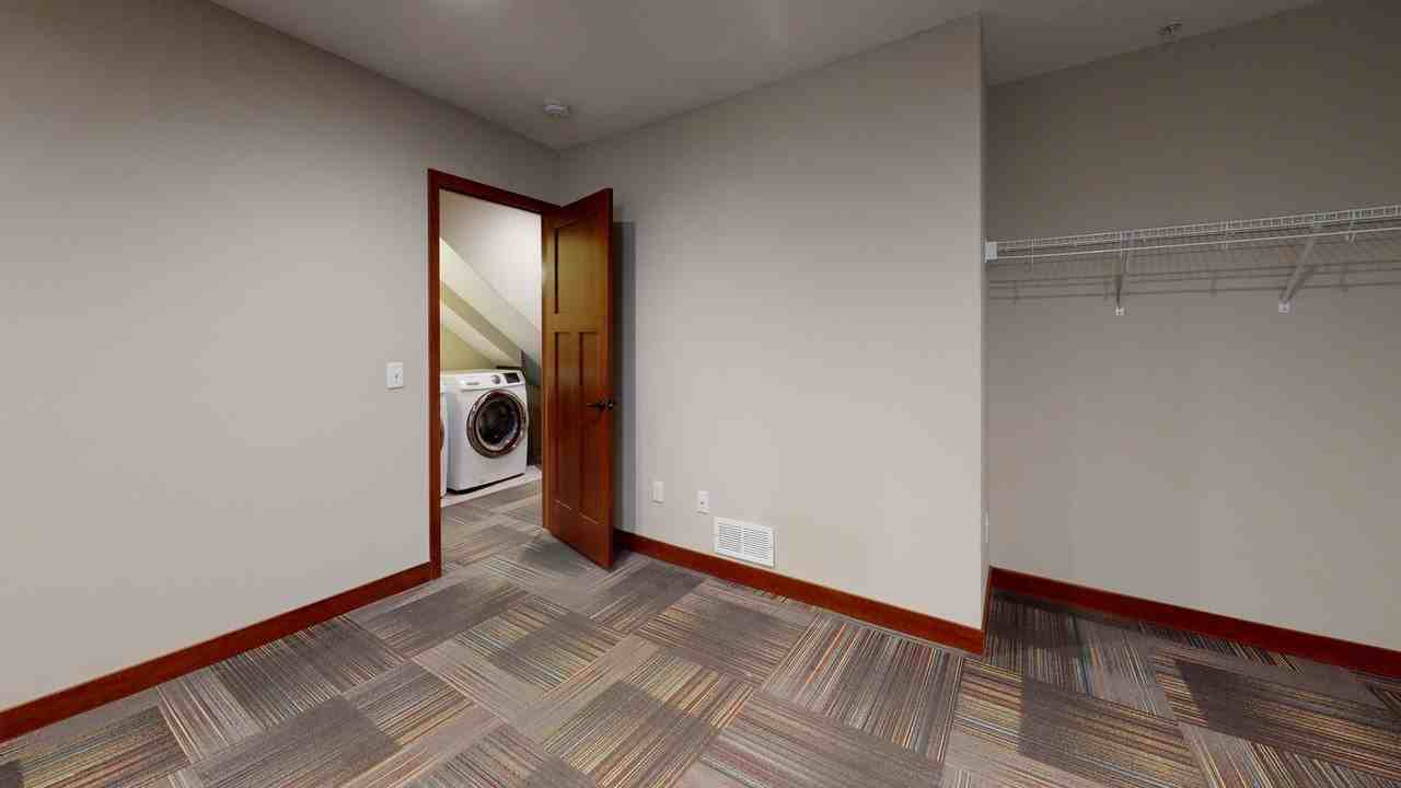 915 7th St Se - Photo 6 of 12