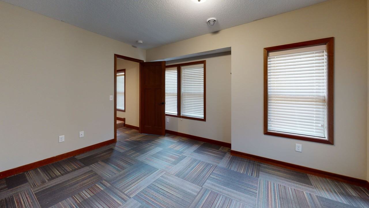 915 7th St Se - Photo 7 of 12