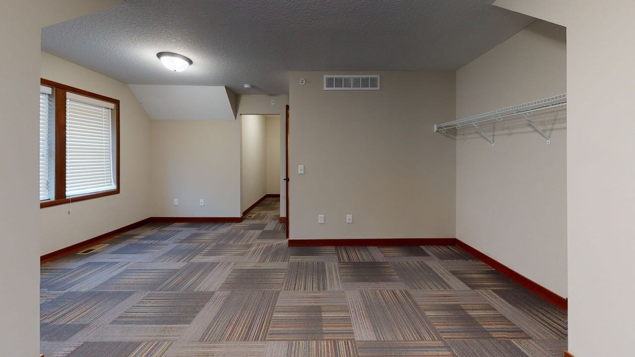 915 7th St Se - Photo 2 of 12