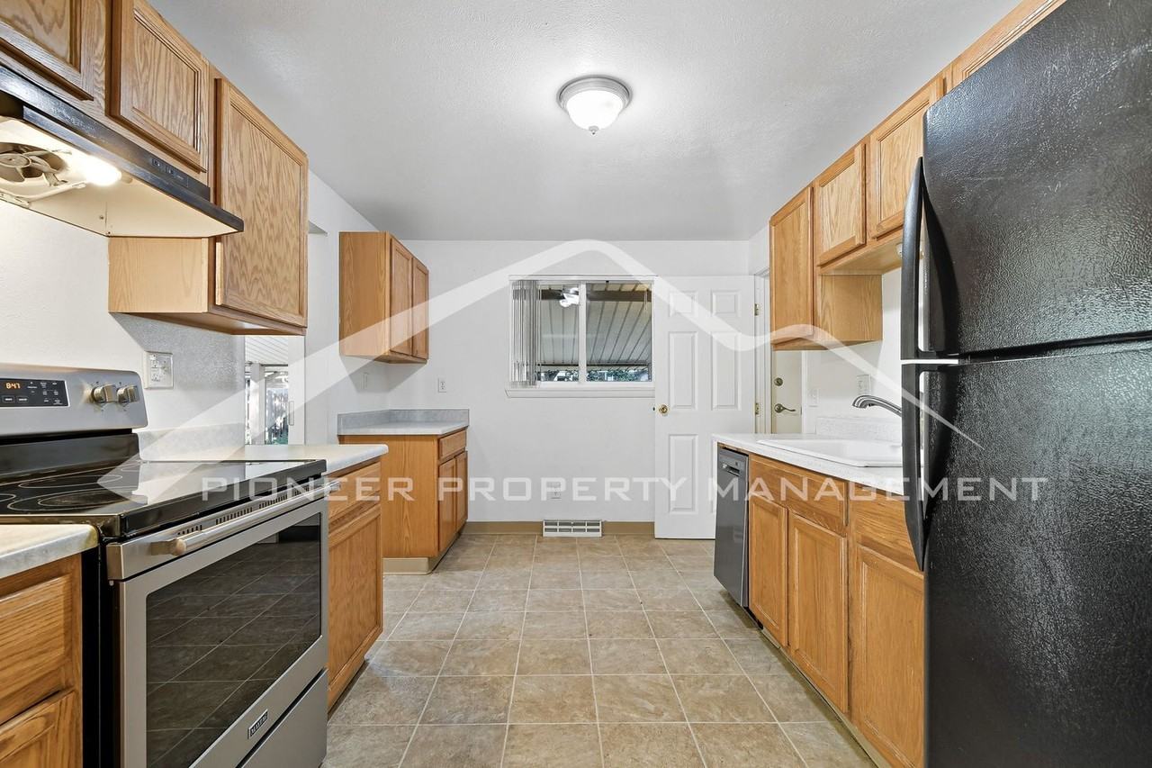 1455 S Zephyr St - Photo 7 of 30