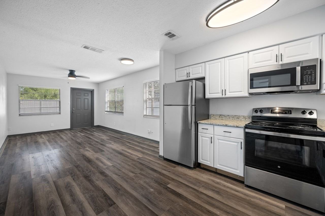 Flats Off 5th - Photo 4 of 14