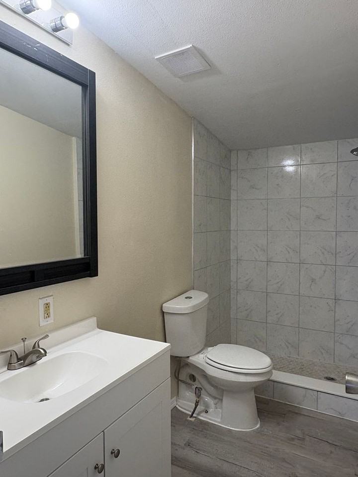 10536 Bay Hills Cir - Photo 5 of 14
