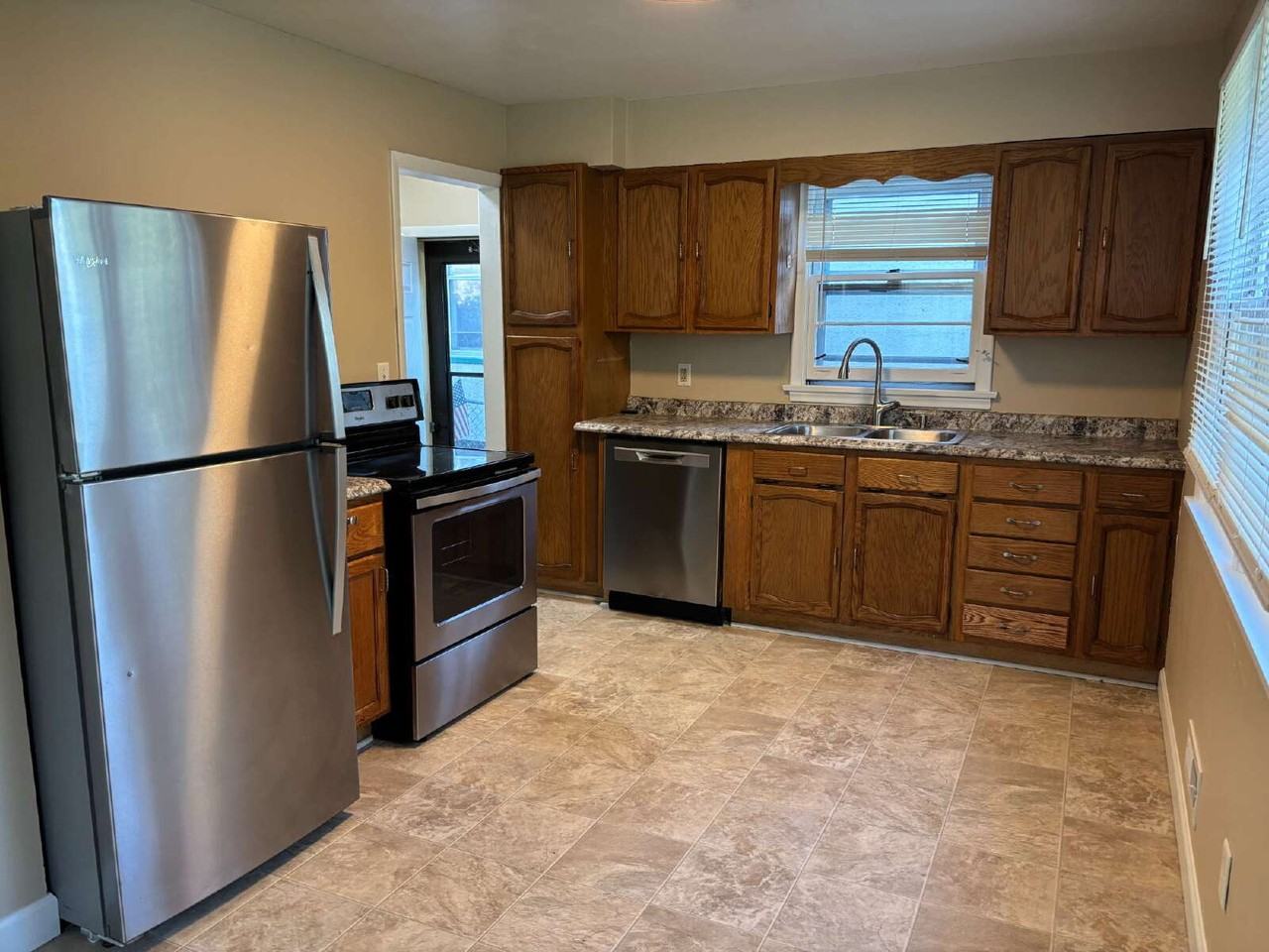 709 Como Ave - Photo 3 of 32