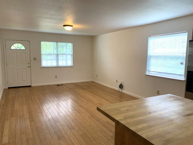 1046 Simon Dr - Photo 2 of 10