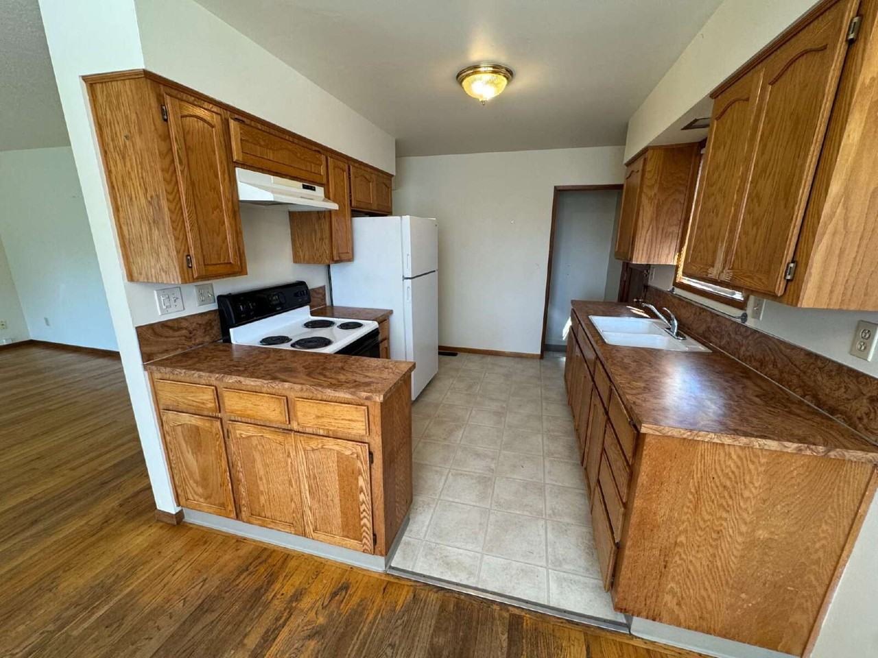 5101 Southeast Taylor Street - Photo 4 of 12