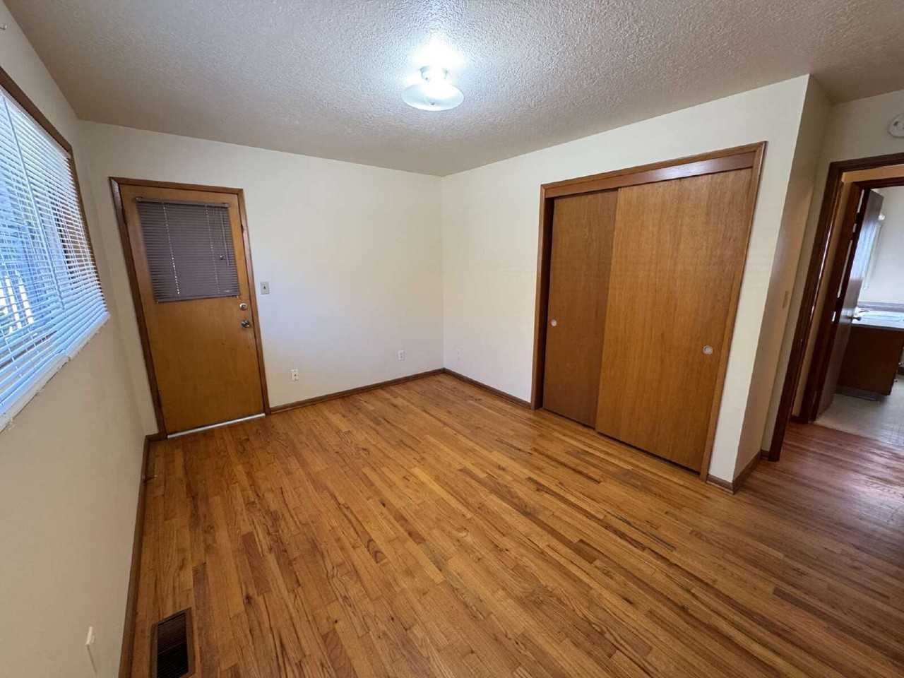 5101 Southeast Taylor Street - Photo 6 of 12