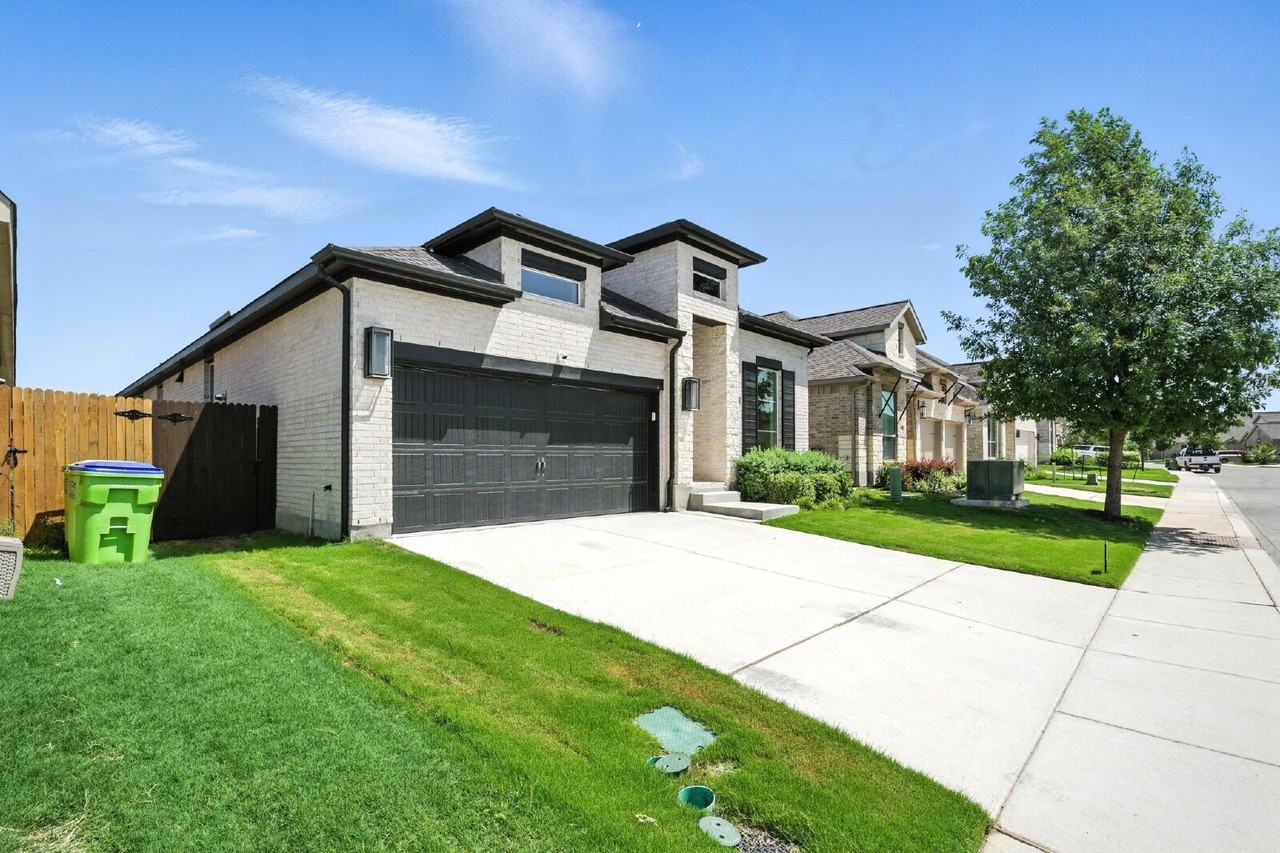 9215 Aggie Run - Photo 3 of 29