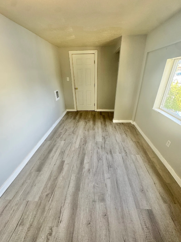 2828 E 15th St - Photo 4 of 6