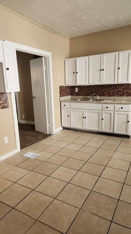 10025 Shale Avenue - Photo 4 of 35