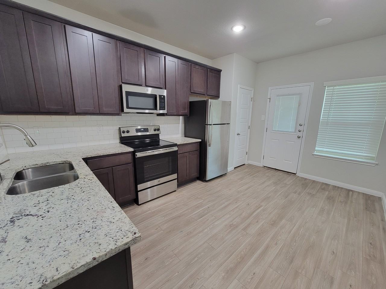 226 Joseph Circle - Photo 3 of 15