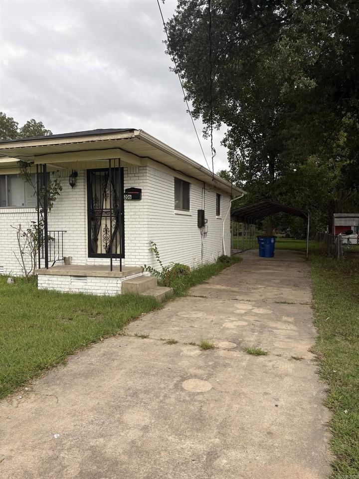 206 Mills St - Photo 2 of 2