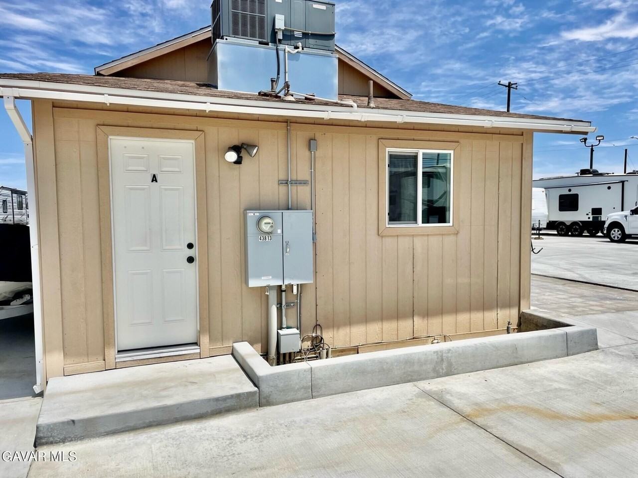 43813 Sierra Highway - Photo 2 of 11