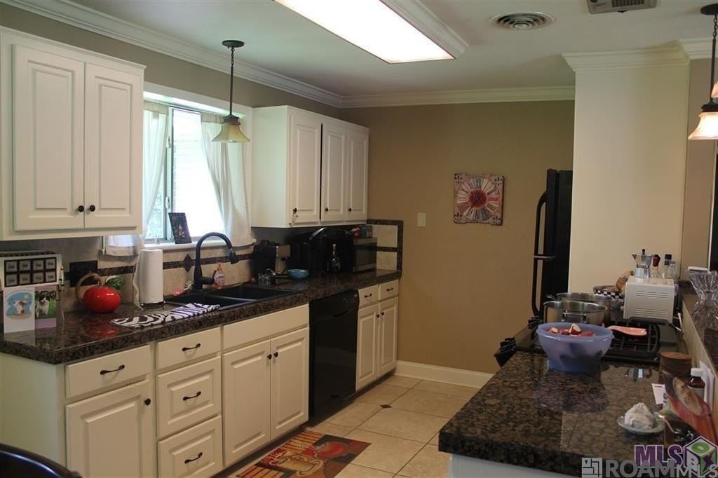 9448 Goodwood Blvd - Photo 2 of 11