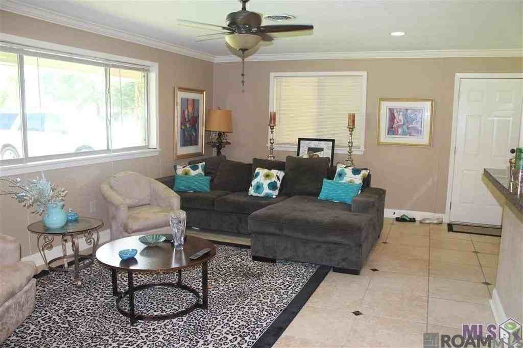 9448 Goodwood Blvd - Photo 3 of 11