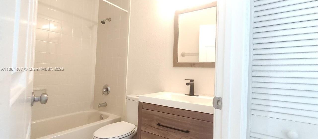 2616 Se 14th Ave #303 - Photo 5 of 25