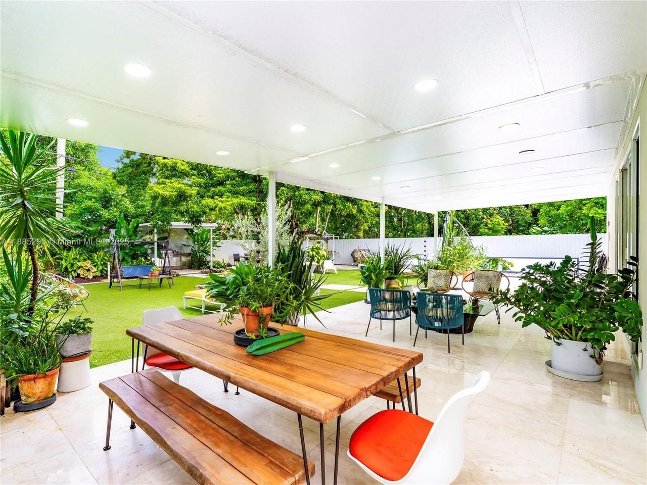 1617 Ne 157th Ter - Photo 2 of 33