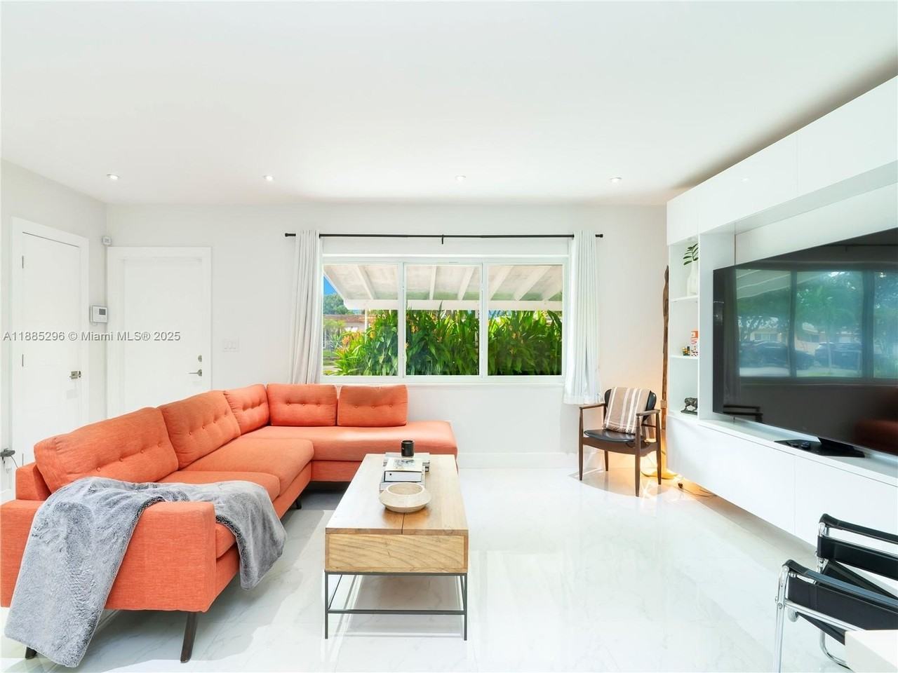 1617 Ne 157th Ter - Photo 3 of 33