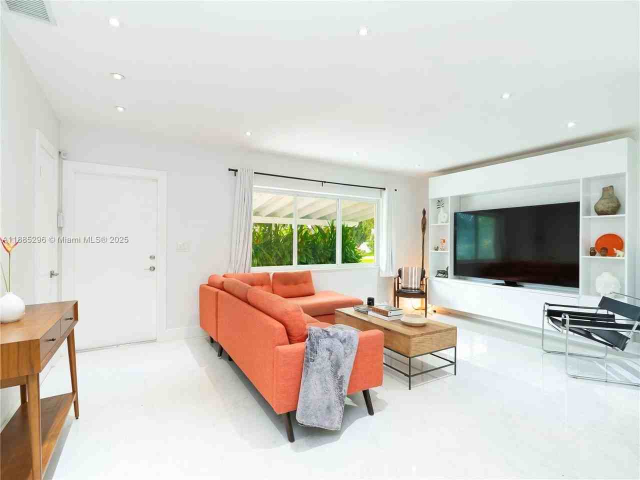 1617 Ne 157th Ter - Photo 4 of 33