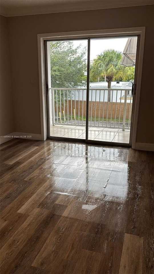 16118 Ne 21st Ave #18 - Photo 3 of 7