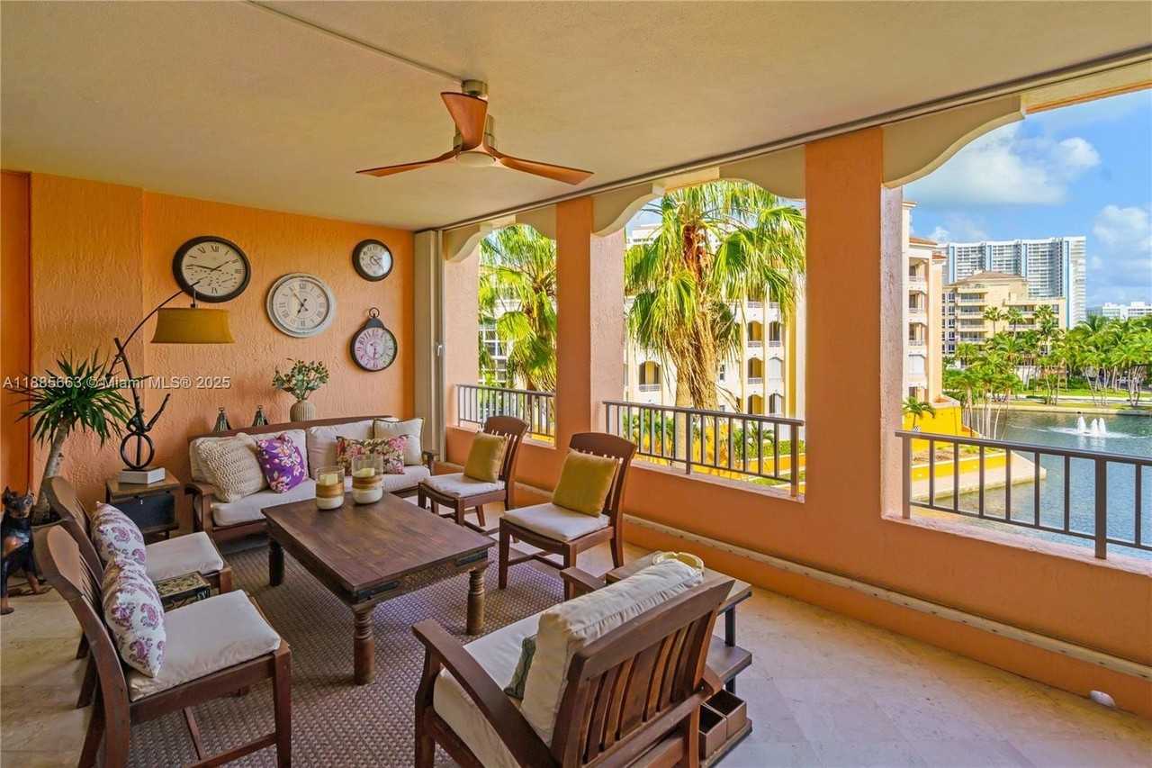 737 Crandon Blvd #PH1 - Photo 3 of 45