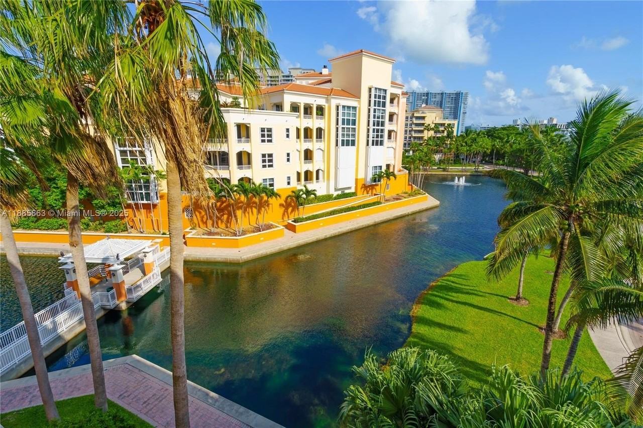 737 Crandon Blvd #PH1 - Photo 5 of 45