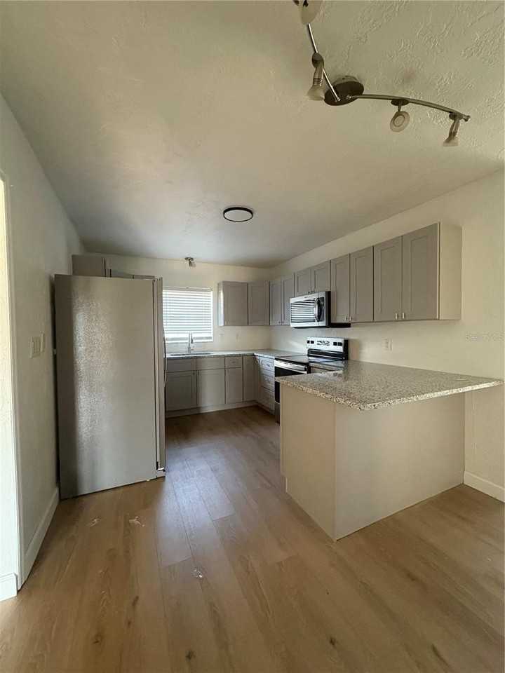 264 44th Avenue Northeast - Photo 5 of 17