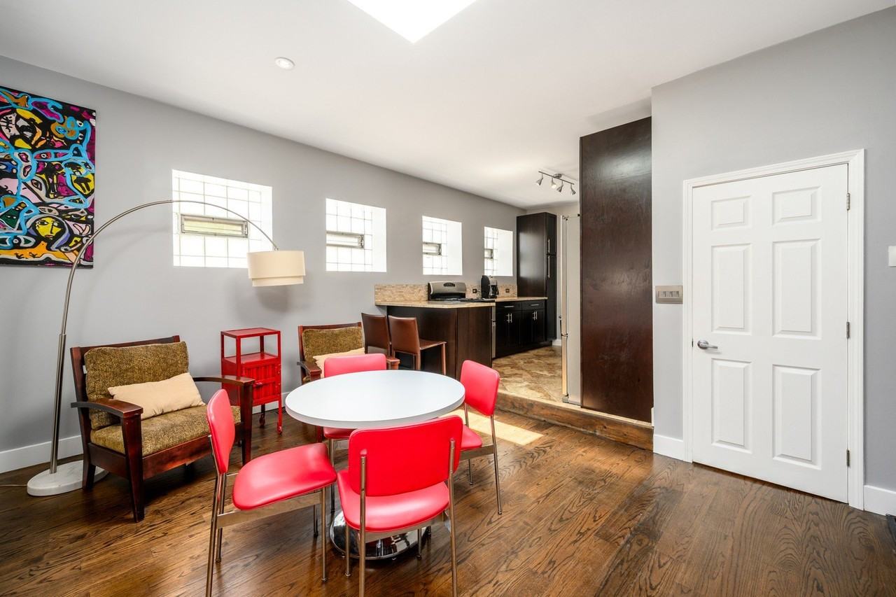 1646 W Blackhawk St - Photo 4 of 21