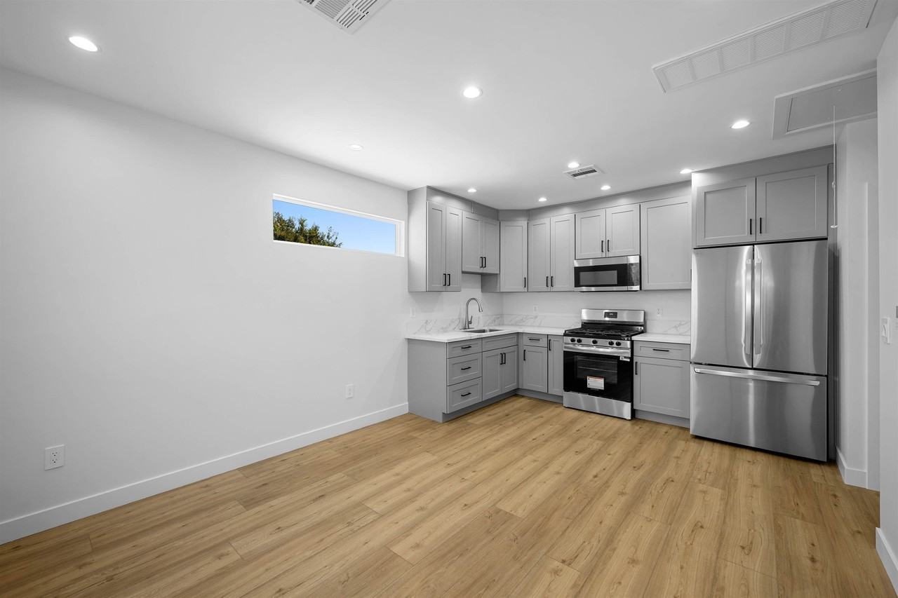 841 Irving Dr - Photo 4 of 14