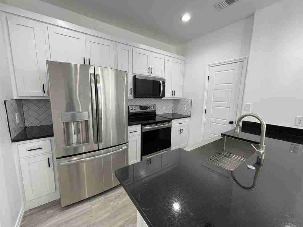 3309 Collin St - Photo 4 of 15