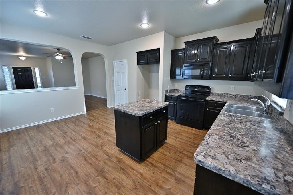 916 Iona Drive - Photo 4 of 40