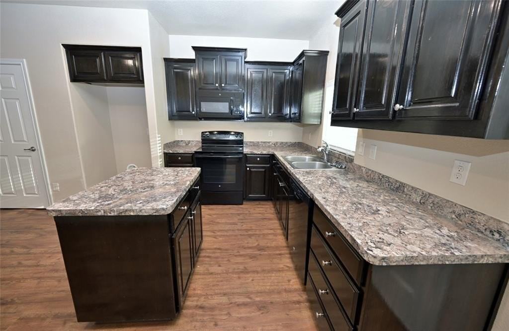 916 Iona Drive - Photo 5 of 40