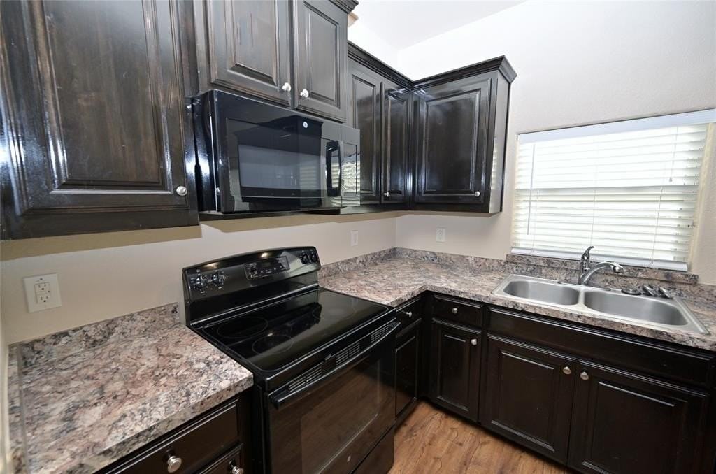 916 Iona Drive - Photo 6 of 40