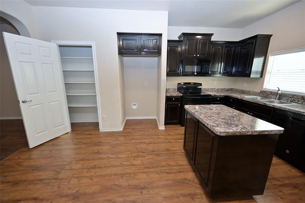 916 Iona Drive - Photo 7 of 40