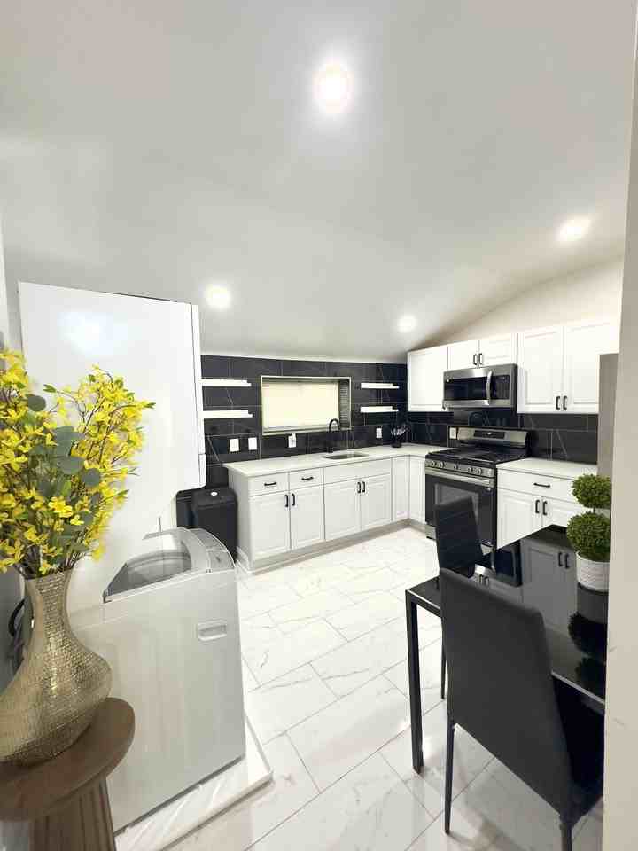 W Pratt St - Photo 4 of 9