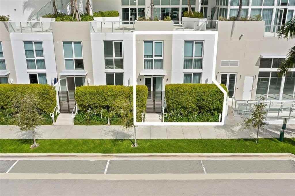 401 N Birch Rd #TH7 - Photo 3 of 33