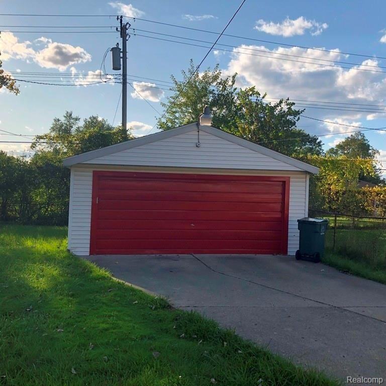 24051 Geneva St - Photo 3 of 19