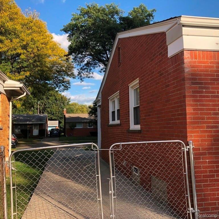 24051 Geneva St - Photo 5 of 19