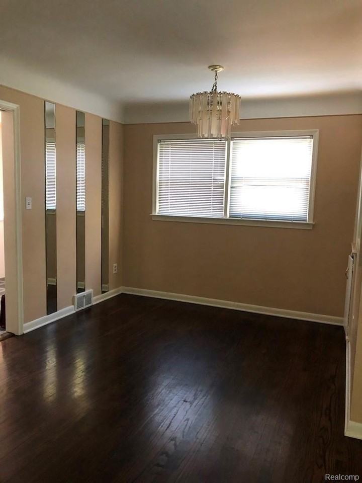 24051 Geneva St - Photo 7 of 19