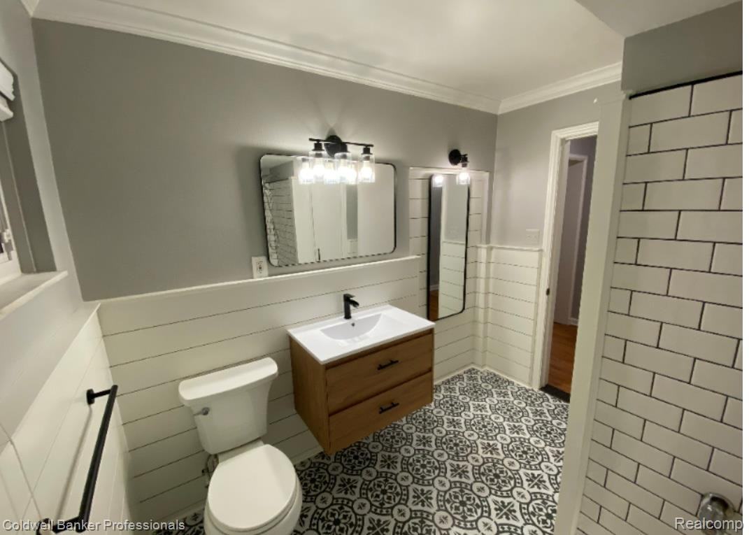 835 Harcourt Rd - Photo 2 of 15