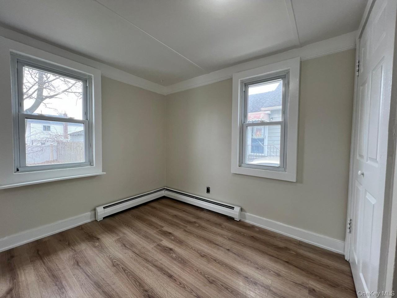 1048 Cornwell Ave - Photo 2 of 10