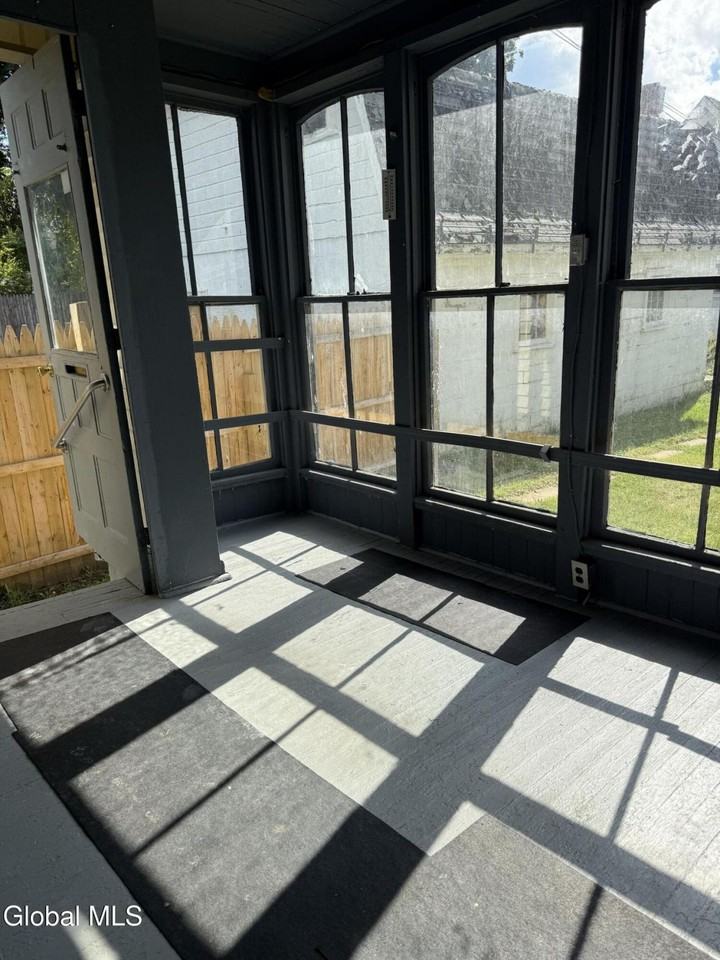 3 1/2 Pearl St - Photo 2 of 11